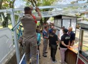 Satpol PP Tertibkan PKL di Jalan Flamboyan Padang