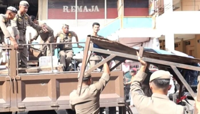 Belasan Lapak PKL Ditertibkan Satpol PP Padang