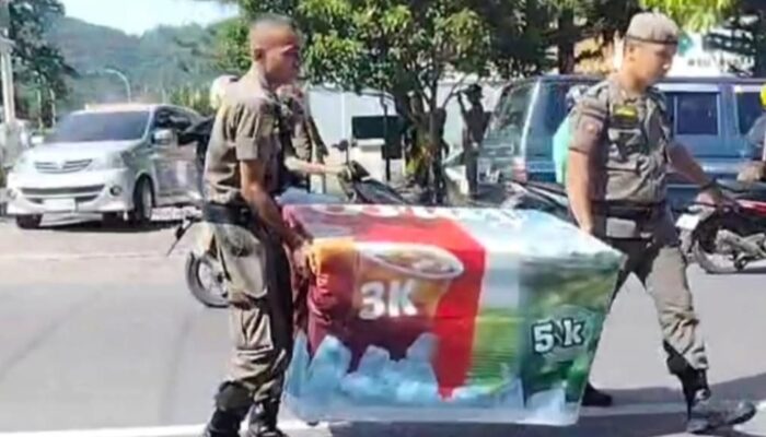 Satpol PP Padang Tertibkan PKL yang Kuasai Trotoar