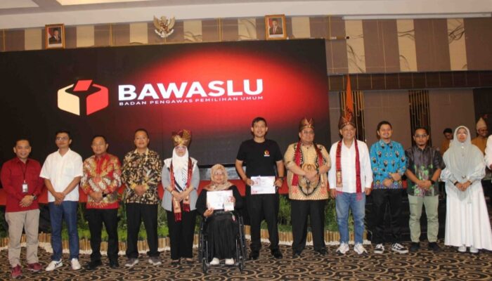 Pendidikan Pengawasan Partisipatif di Padang Ditutup Ketum Bawaslu