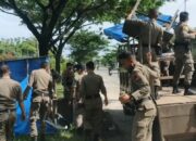 Satpol PP Angkut Meja PKL di Aie Pacah Jualan di Atas Drainase