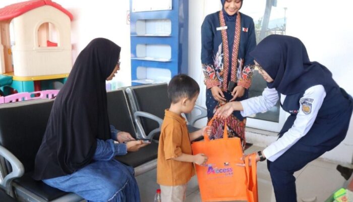 KAI Sumbar Berikan Souvenir Menarik untuk Anak-anak