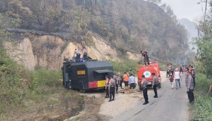 Tim Polres 50 Kota Bantu Padamkan Karhutla di Bukit Harau