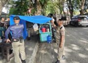 Satpol PP Padang Tertibkan PKL di Sejumlah Titik Strategis Kota