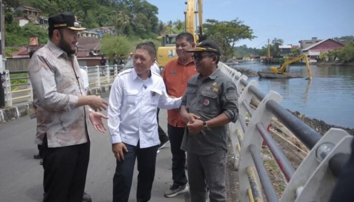 Wako Padang Tinjau Pengerukan Sungai Batang Arau