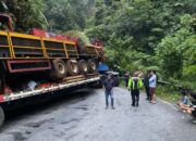 Truk Low Bow Terperosok, Jalur Bukittinggi -Pasaman Lumpuh Total