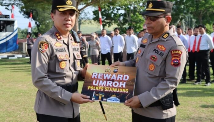Kapolres Sijunjung Beri Reward Umroh Kepada Personel Berprestasi