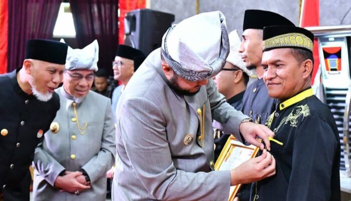 12 Tokoh Inspiratif Terima Pin Emas di Hari Jadi Kota Padang ke-356
