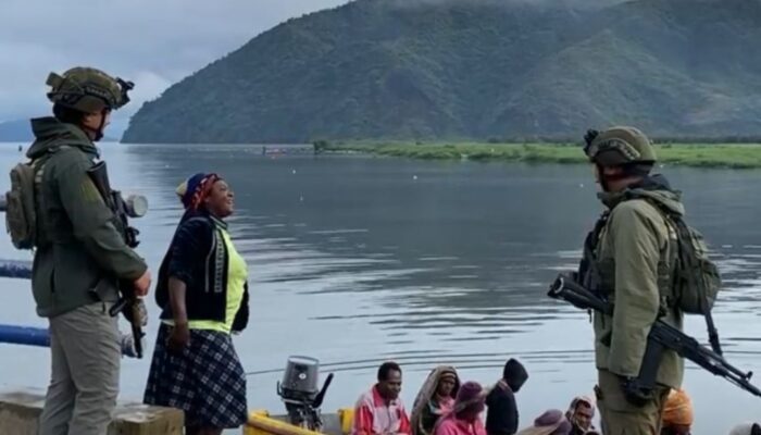 Warga Sambut Hangat Satgas Patroli Humanis di Pelabuhan Aikai