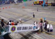 Pelajar Padang Antusias Lihat KRI Bima Suci di Teluk Bayur