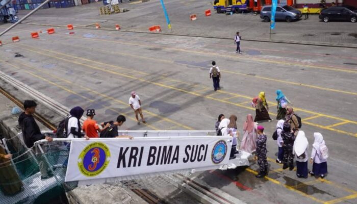 Pelajar Padang Antusias Lihat KRI Bima Suci di Teluk Bayur