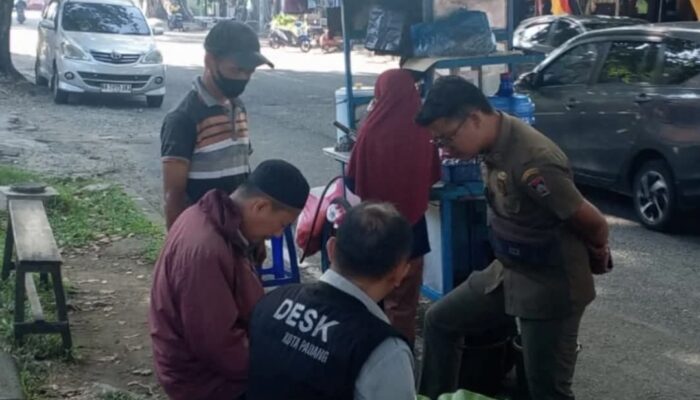 Satpol PP Padang Timur Tertibkan PKL di Badan Jalan