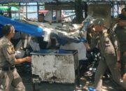 Tim Gabungan Bongkar Bangunan PKL di Kawasan Pantai Padang