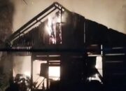 Rumah Semi Permanen di Padang Selatan Terbakar