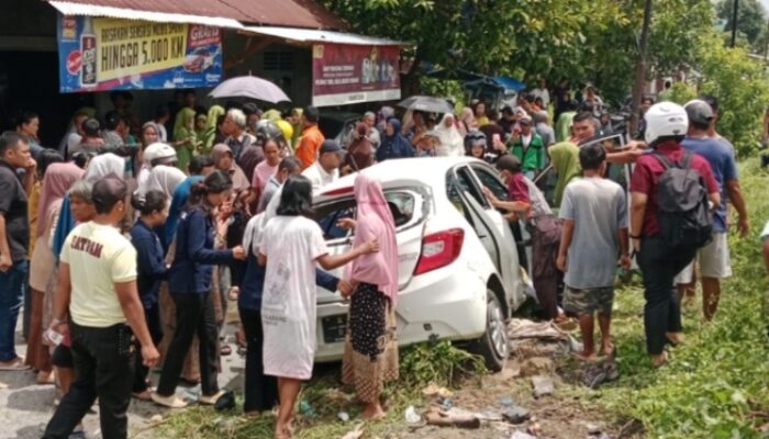 Mobilio Tertemper Kereta di Perlintasan Jati Padang, Ada Pelajar Tewas