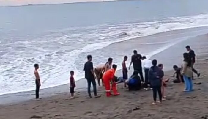 Tiga Orang Terseret Ombak di Pantai Padang, Berhasil Diselamatkan