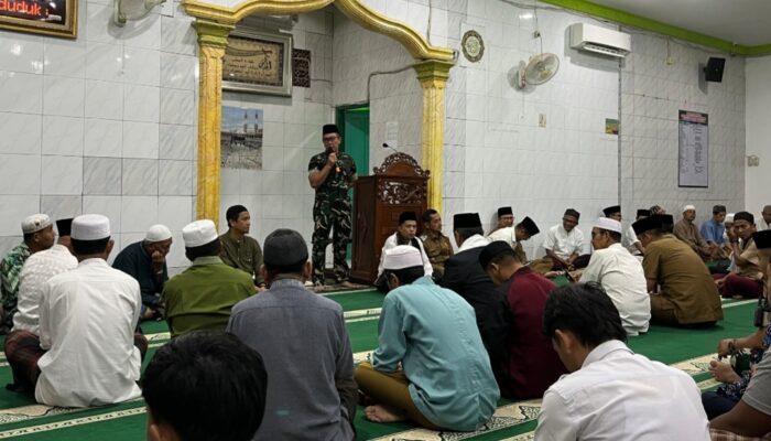 Danrem 032/Wbr Sholat Subuh Berjamaah Bersama Warga Padang