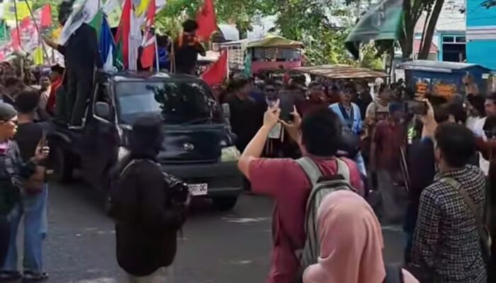 Setelah Orasi Mahasiswa Lakukan Aksi Bersih -Bersih