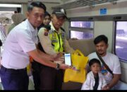 KAI Sumbar Bagikan Souvenir di Hari Pelanggan Nasional