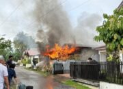 Kebakaran Hanguskan Rumah dan Warung di Limau Manis Selatan