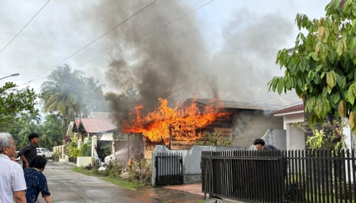 Kebakaran Hanguskan Rumah dan Warung di Limau Manis Selatan