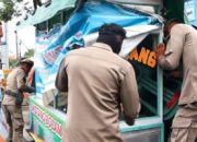 Gunakan Badan Jalan Satpol PP Tertibkan PKL di Pasar Bandar Buat