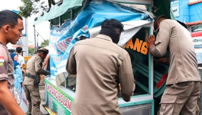 Gunakan Badan Jalan Satpol PP Tertibkan PKL di Pasar Bandar Buat