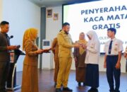 200 Pelajar dan Guru di Padang Terima Kacamata Gratis dari Gapopin