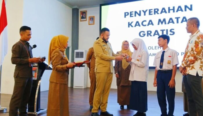 200 Pelajar dan Guru di Padang Terima Kacamata Gratis dari Gapopin