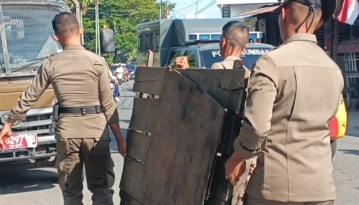 Satpol PP Padang Tertibkan PKL yang Gunakan Fasum