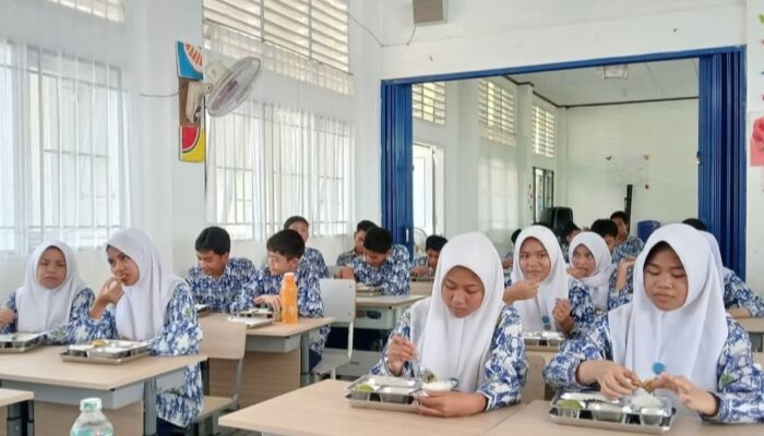 Siswa SMPN 13 Padang Antusias Sambut Program MBG
