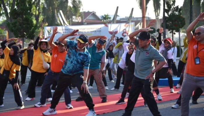 Wawako Padang Ikut Jalan Sehat HUT ke-80 PT Garam di Padang