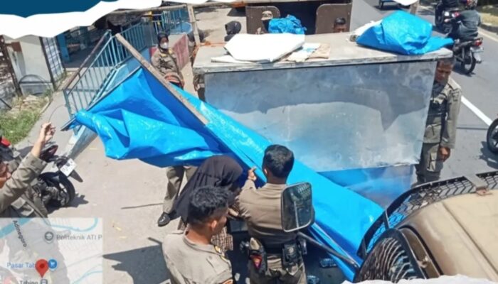 Satpol PP Padang Tertibkan Lapak Pedagang di Atas Fasum