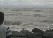 Remaja Terseret Ombak di Pantai Padang, Tim SAR Lakukan Pencarian di Tengah Badai