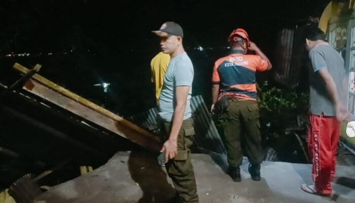 Akibat Hujan dan Longsor Satu Rumah di Bungus Padang Rusak