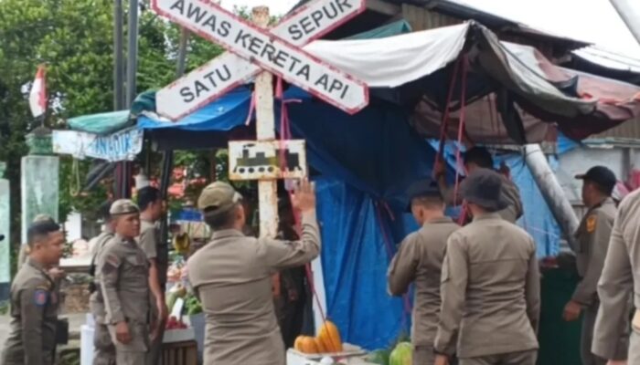 PKL di Kawasan Jalan Jhoni Anwar di Razia Satpol-PP