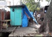 Satpol PP Padang Tertibkan Lapak PKL yang Ditinggal di Trotoar