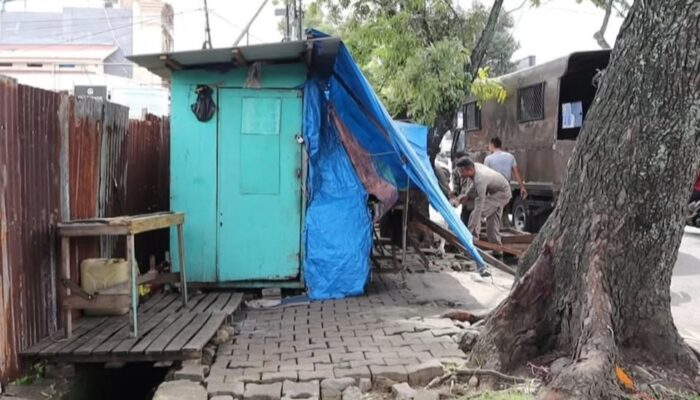 Satpol PP Padang Tertibkan Lapak PKL yang Ditinggal di Trotoar