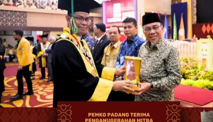 Pemko Padang Terima Penghargaan Mitra Strategis dari UNP pada Dies Natalis ke-71