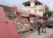 Satpol PP Padang Bongkar Bangunan Liar di Atas Badan Jalan Belibis
