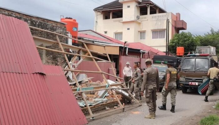 Satpol PP Padang Bongkar Bangunan Liar di Atas Badan Jalan Belibis