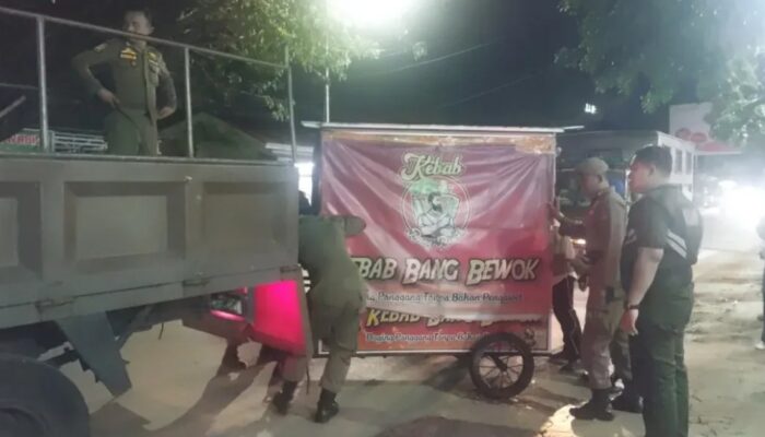 Satpol PP Tertibkan PKL di Jalan Jhoni Anwar dan Khatib Sudirman