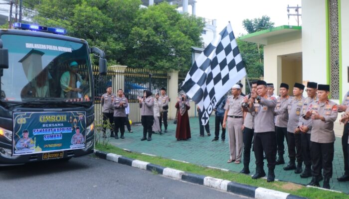 Kapolda Sumbar Lepas Jamaah Umrah Personel Polda