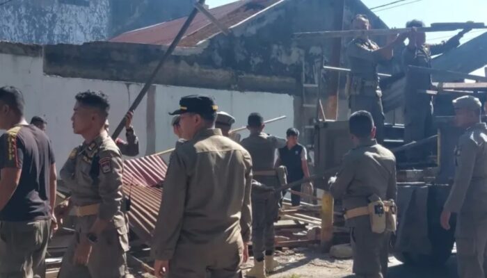 Pol PP Padang Bongkar Bangli di Atas Fasum Air Tawar Barat