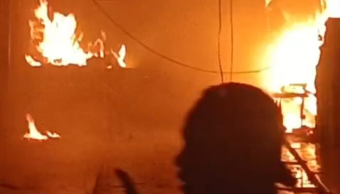 3 Toko di Pasar Raya Padang Dilalap Api, Penyebab Masih Diselidiki