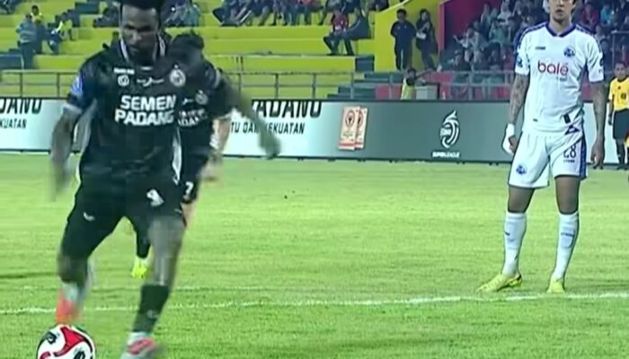 Arema FC Tundukkan Semen Padang FC 2-1 di Padang