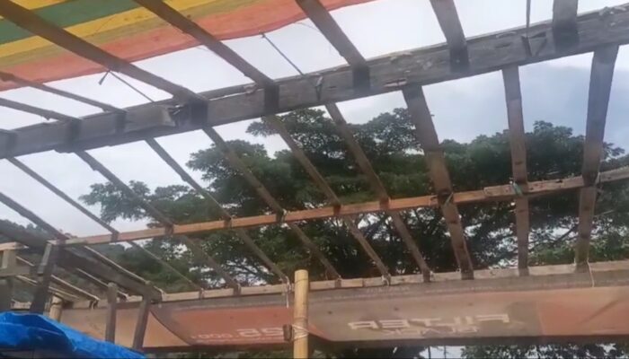 BPBD Padang Bantu Warga Terdampak Angin Puting Beliung di Bungus Barat