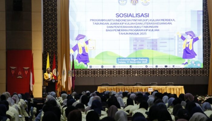 UNP Serahkan Buku Tabungan KIP Kuliah untuk 3.207 Mahasiswa