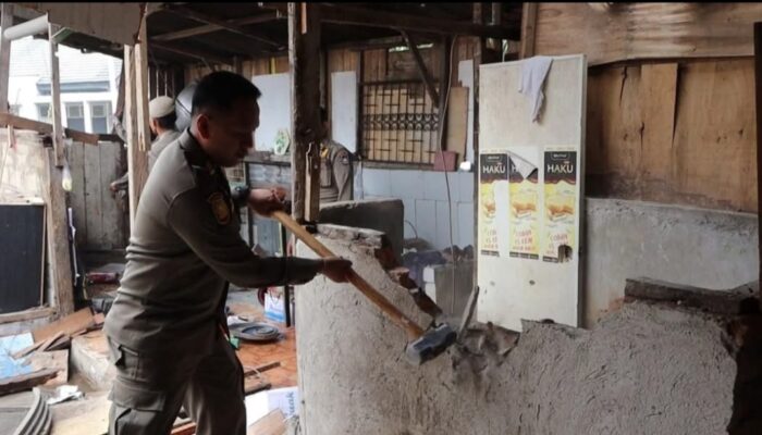 Satpol-PP Padang Bongkar Bangunan Tanpa Izin di Marapalam