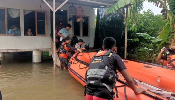 BPBD Padang Evakuasi Ibu Hamil Terjebak Banjir di Gang Babussalam